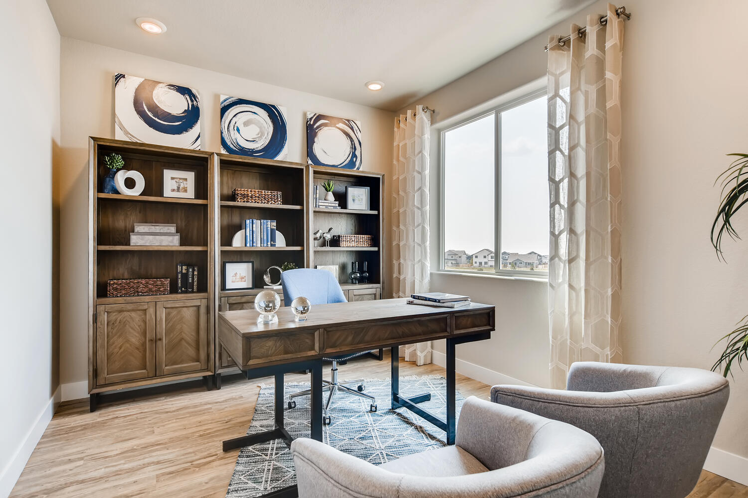 A room with a desk and chairs.