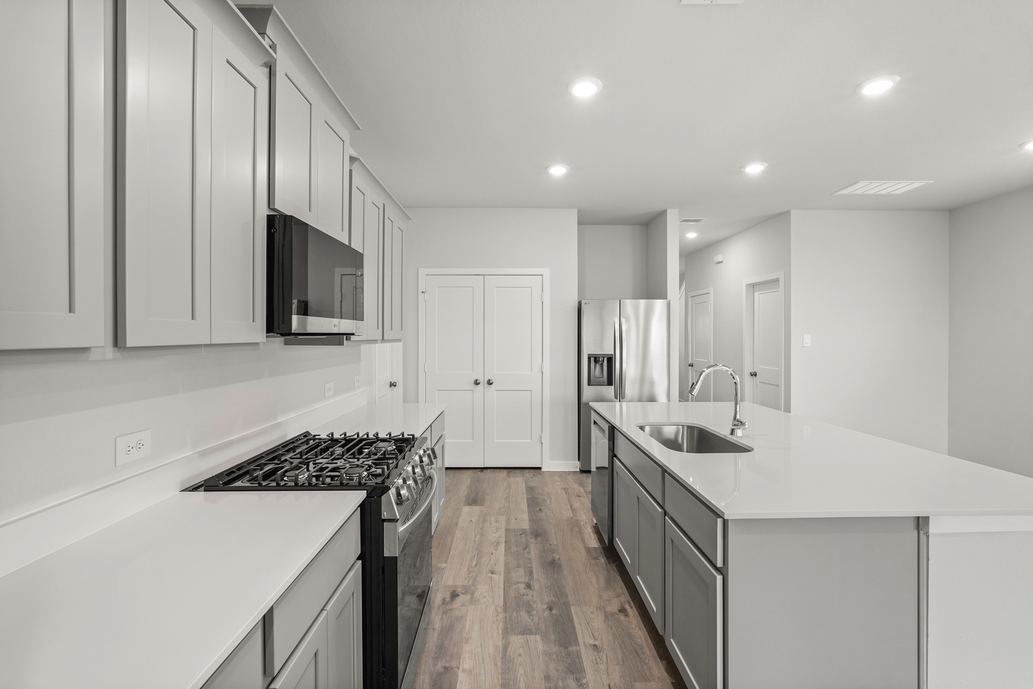 A kitchen with white cabinets.