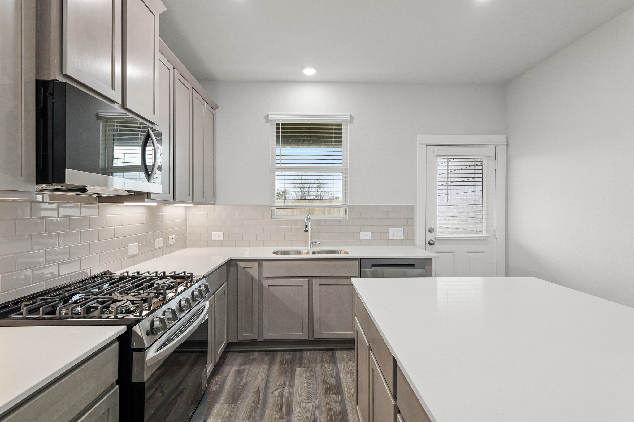 A kitchen with white cabinets.